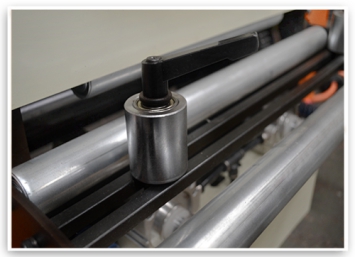 New Type NC Servo Roll Feeder Releasing System: Pneumatic Type Thickness: 0.6mm~3.2mm